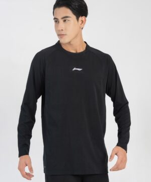 Áo chạy bộ dài tay nam kiểu tay áo liền Raglan giúp runner có thể thoải mái đeo vest nước