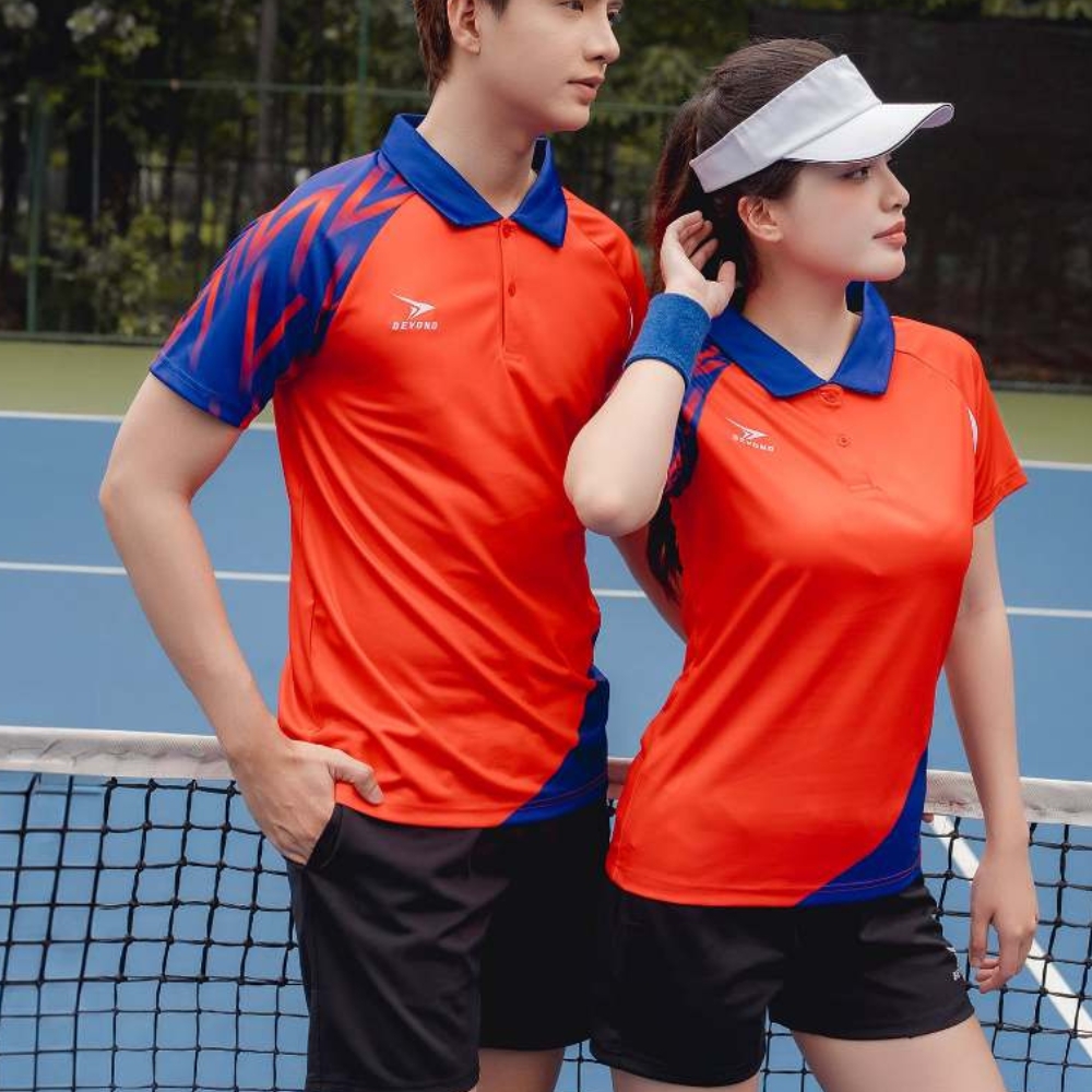 Phối màu tay Raglan giúp áo Tennis khỏe khoắn và hỗ trợ vận động linh hoạt