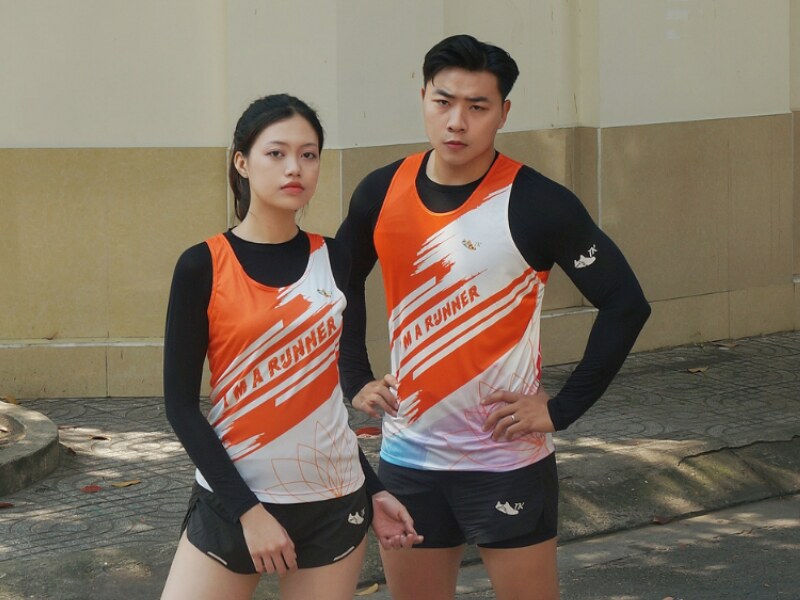 Chi phí đặt may áo in logo tại Rayo có hai chi chính là phôi áo và hình in
