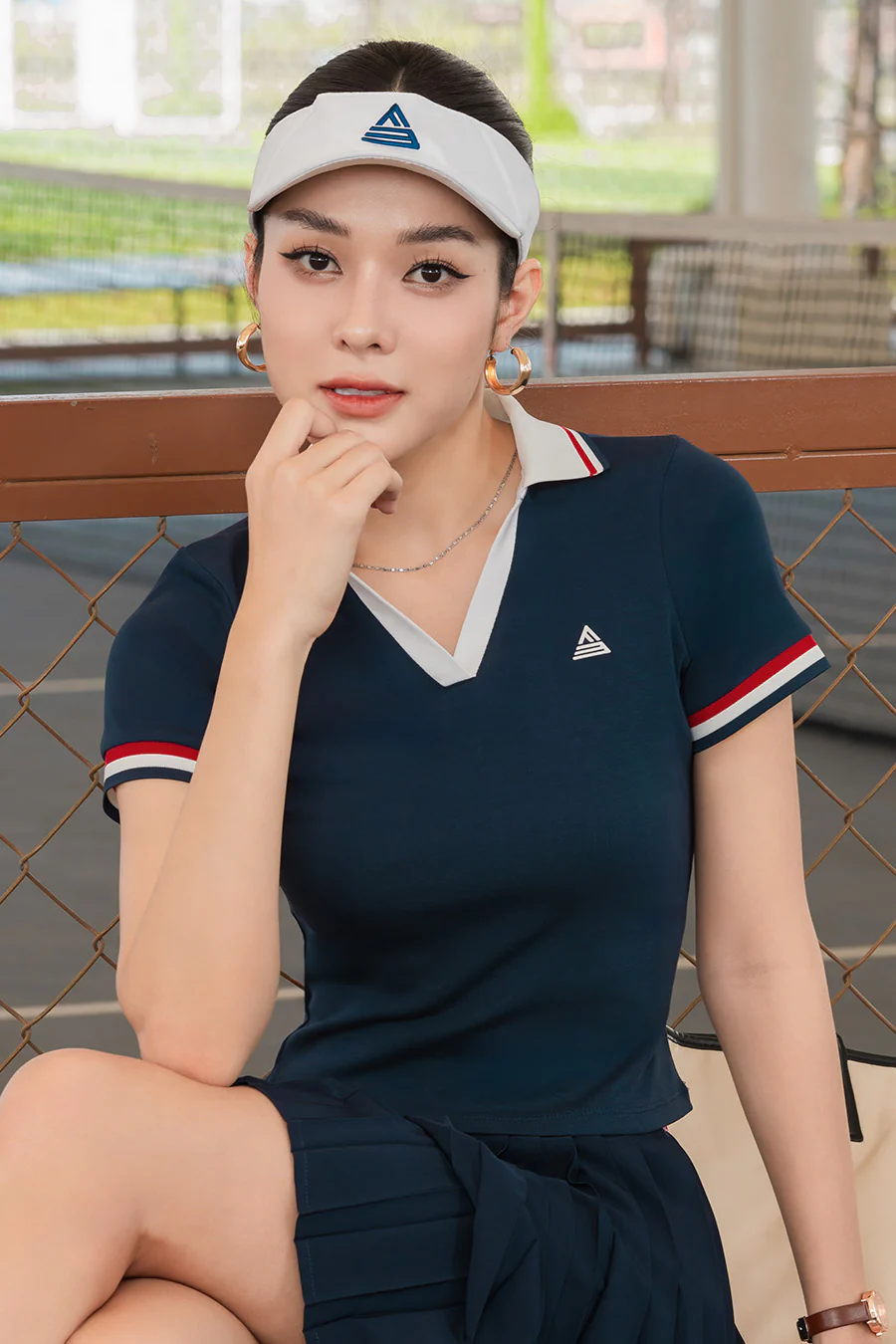 Áo tennis cổ V của Rayo mang đến sự khác biệt rõ rệt so với các thiết kế cổ tròn hay cổ bẻ truyền thống