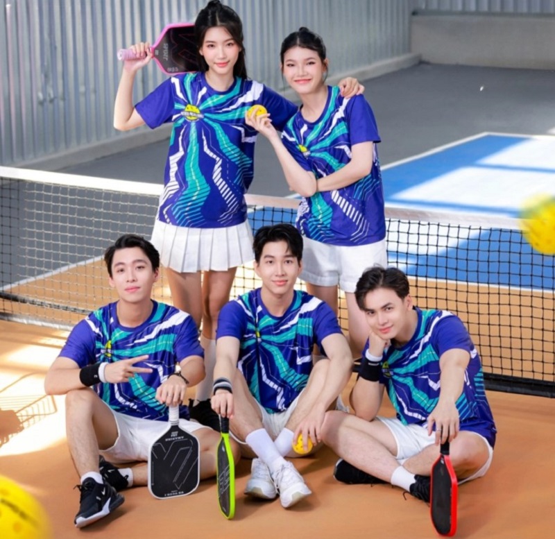 Áo đấu Pickleball xanh tím họa tiết sóng, đồng bộ năng động trên sân thi đấu