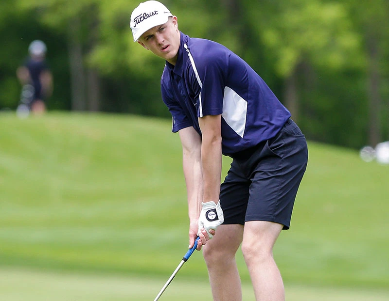 Phối áo golf cộc tay với quần short golf
